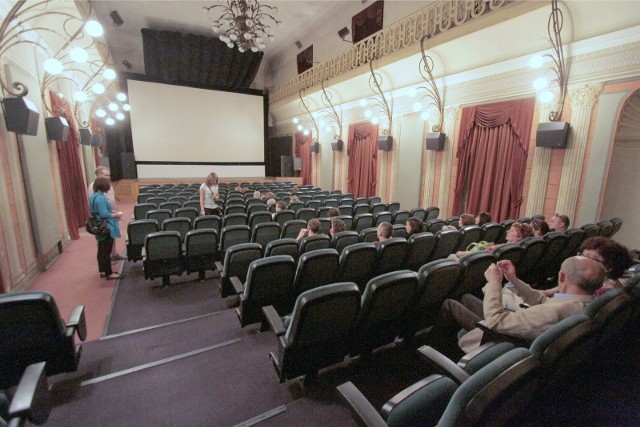 Kino ma klimatyczne wnętrza, nawiązujące do pierwotnego wyposażenia