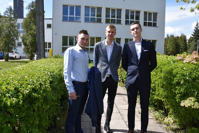 Hubert, Mateusz i Bartek – maturzyści z ZS1 w Golubiu-Dobrzyniu tuż po egzaminie