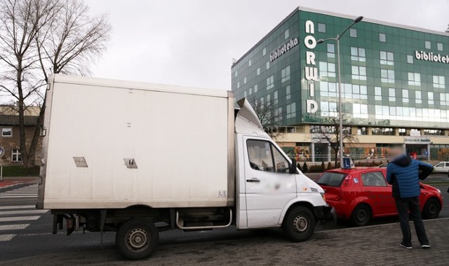 Do zderzenia doszło na al. Wojska Polskiego koło biblioteki w Zielonej Górze.