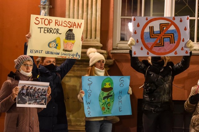 3 marca br. przed Rosyjskim Centrum Nauki i Kultury w Gdańsku przy ul. Długiej odbyła się manifestacja w związku z wojną w Ukrainie.