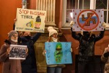 Manifestacja przeciw atakowi na Ukrainę przed Rosyjskim Centrum Nauki i Kultury w Gdańsku 3.03.2022