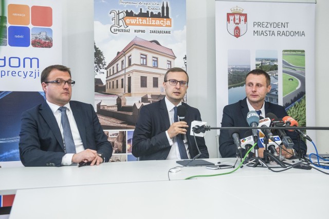 Umowę inwestycyjną podpisali w środę (od prawej) prezesi Mariusz Mróz i Paweł Borys oraz prezydent Radosław Witkowski.