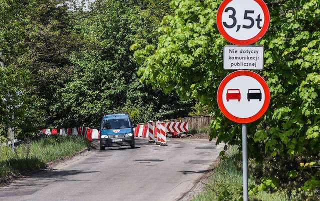 Aby przedłużyć funkcjonowanie wiaduktu, przed miesiącem ograniczono ruch ciężkich pojazdów.