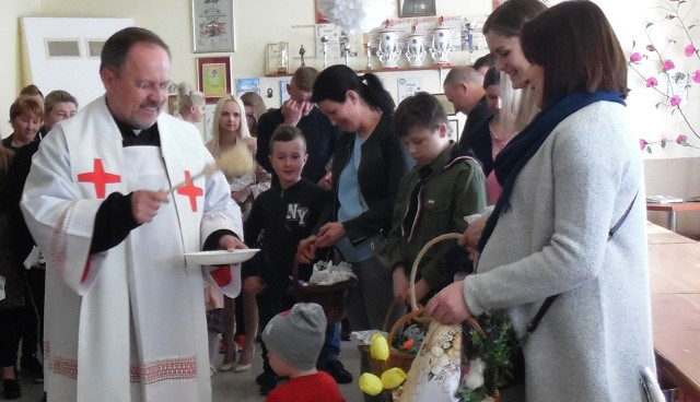 Ksiądz Marian Fatyga, dziekan skalbmierskiego dekanatu, święcił w Wielką Sobotę potrawy wielkanocne w Baranowie i Boszczynku.