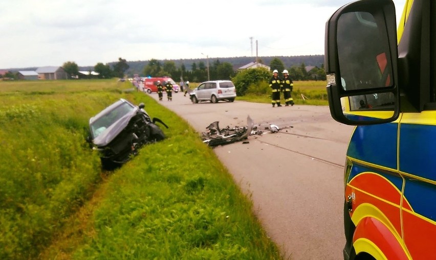 Wypadek w Łukawcu. W zderzeniu dwóch osobówek poszkodowane zostały trzy osoby [ZDJĘCIA] 