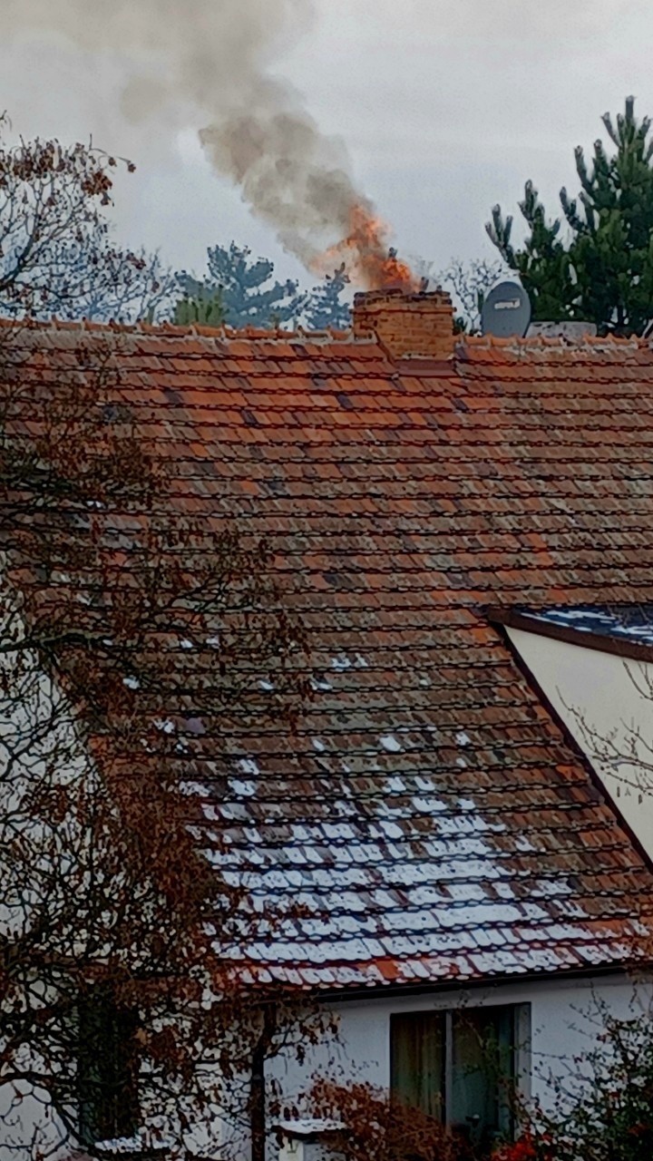 Pożar w domu na wrocławskim Zalesiu. Cztery zastępy straży na miejscu [ZDJĘCIA]