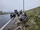 Wypadek w Modlnicy. Dachowanie samochodu na zjeździe z drogi krajowej 94 na S52