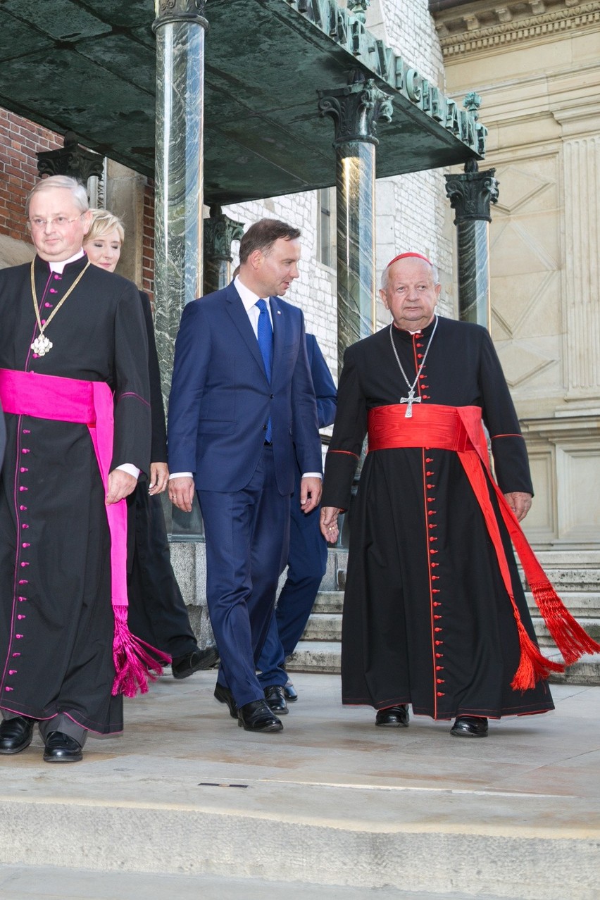 Prezydent Andrzej Duda złożył kwiaty w krypcie na Wawelu [ZDJĘCIA]