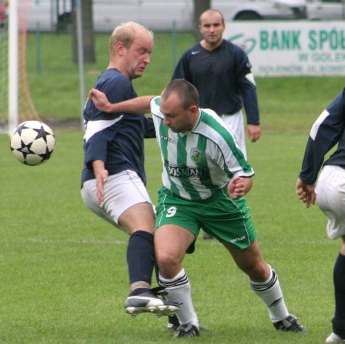 Wejście na boisko Bartosza Stefańskiego (w biało-zielonym stroju) oraz czerwona kartka dla gracza Energetyka, odmieniły losy meczu.