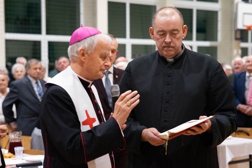 Wigilia dla Seniorów z biskupem Marianem Florczykiem w Mniowie. Zobacz zdjęcia