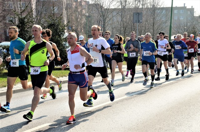 Damian Noga wśród mężczyzn i Katarzyna Golba wygrali organizowany po raz trzeci bieg "Mielecka Dycha z Joy Fitness Club". Tym razem na starcie stanęły 144 osoby. Zawodnicy i zawodniczki przebiegli równe 10 kilometrów.