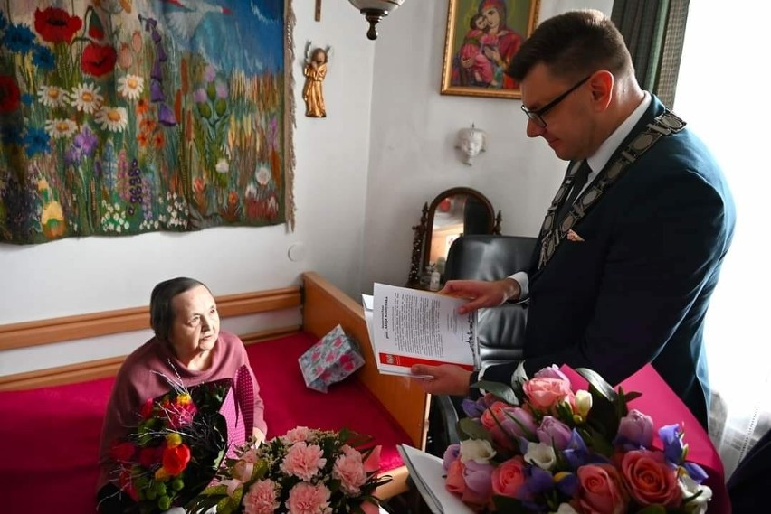 Setne urodziny wyjątkowej sandomierzanki Pani Alicji Kaszyńskiej. Zobacz kto przyszedł z kwiatami do jubilatki