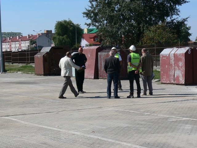 W piątek na placu targowym przy ulicy Kwiatkowskiego w Tarnobrzegu wykonawca spotkał się z Robertem Niedbałowskim, wiceprezydentem miasta, (drugi z lewej), by omówić nową koncepcję zagospodarowania placu.