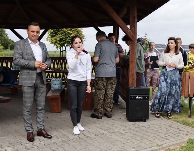 Uczestników pikniku w Czarncy powitali burmistrz Włoszczowy Grzegorz Dziubek oraz dyrektor szkoły Magdalena Michałek. Więcej na następnych zdjęciach >>>