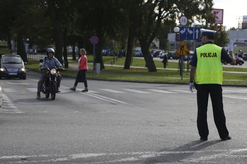 Policjanci kierują ruchem na skrzyżowaniach Słupska (wideo, zdjęcia) 