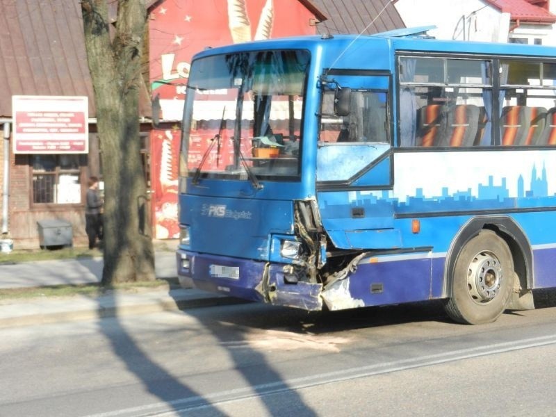 Ul. Białostocka. Autobus szkolny wymusił pierwszeństwo (zdjęcia)