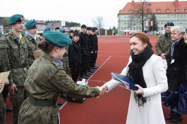 Indeksy rozdawała uczniom dr Katarzyna Mizera, dziekan wydziału.