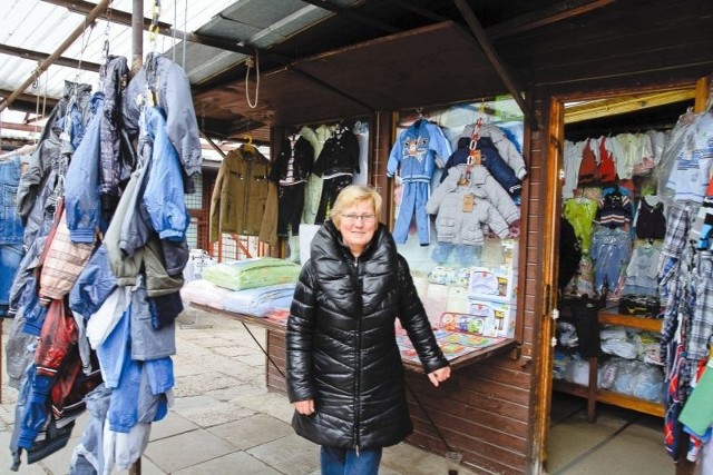 Irena Ostrowska pracuje na Kawaleryjskiej na własny rachunek od początku targowiska, czyli od 20 lat. I nie ukrywa, że lepsze czasy były kiedyś. Ale razem z mężem ma zamiar dalej prowadzić odzieżowy biznes w tym miejscu.