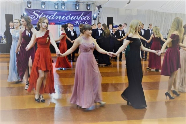 Studniówka 2019: I LO w Suwałkach. Zobacz jak niesamowitego poloneza zatańczyła każda z klas (zdjęcia) cz.2Zobacz także: Memy studniówkowe 2019. Zobacz najlepsze memy Internautów [ZDJĘCIA]