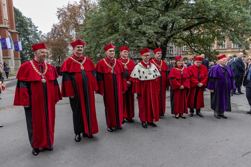 Uniwersytet Jagielloński zainaugurował nowy 660. rok akademicki. Mocne wystąpienie rektora UJ: "Należy zawołać o opamiętanie"