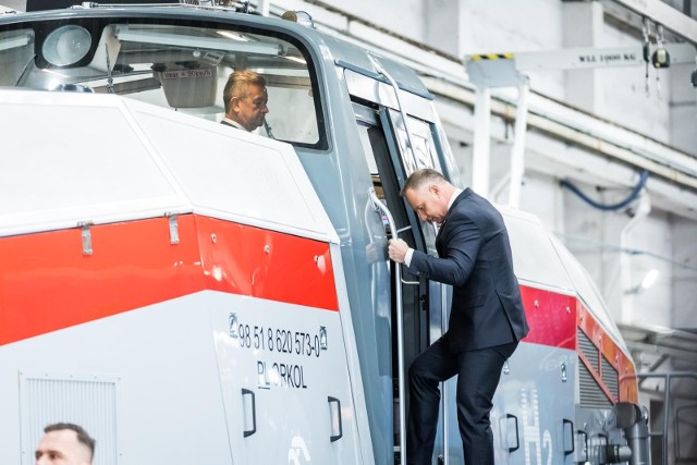 Prezydent, Andrzej Duda, odwiedzając Pesę wsiadł do słynnej już lokomotywy wodorowej, pierwszej takiej w Polsce. 