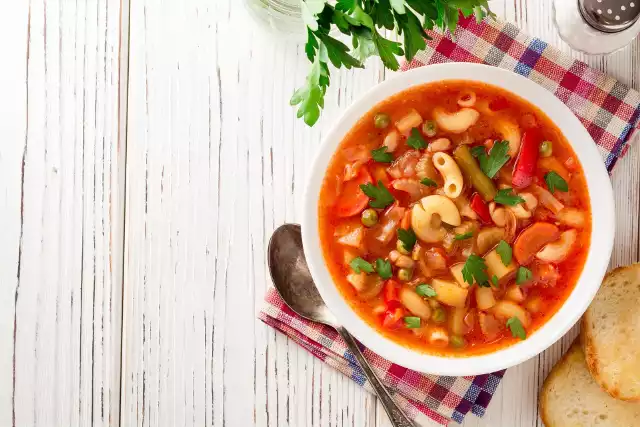 Minestrone to najpopularniejsza zupa we Włoszech, ale w każdym regionie podaje się inną wersję