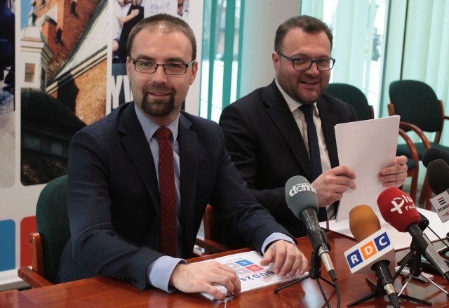 - Podpisałem zarządzenie z nowymi zasadami budżetu obywatelskiego - mówił Radosław Witkowski, prezydent Radomia (z prawej) podczas czwartkowej konferencji prasowej.  Obok Mateusz Tyczyński.
