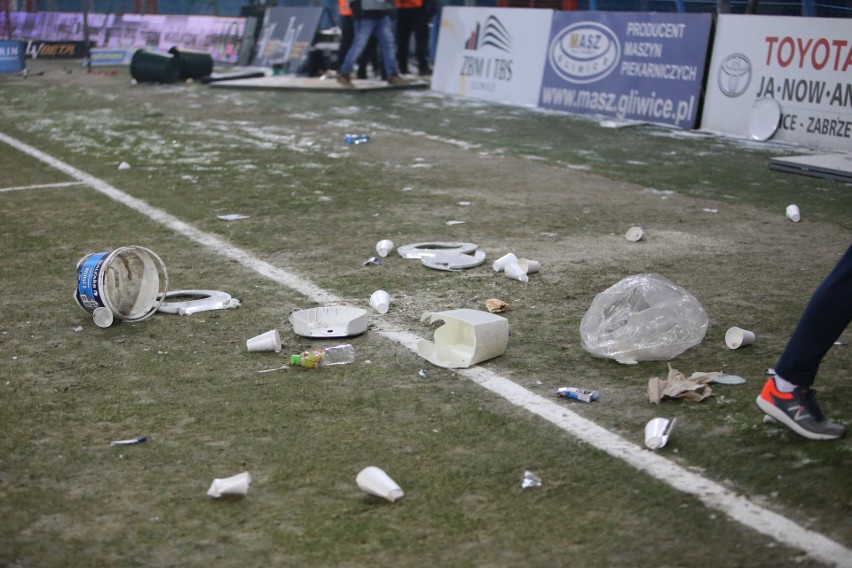 Derby Śląska przerwane, potem zakończone. Kibice Górnika...