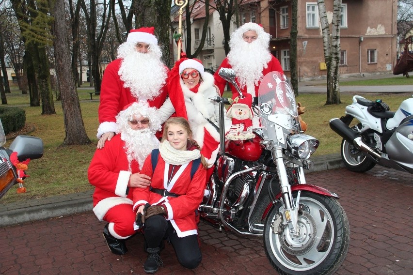 Parada Mikołajów na motocyklach w Rudniku nad Sanem dała wiele radości i słodyczy