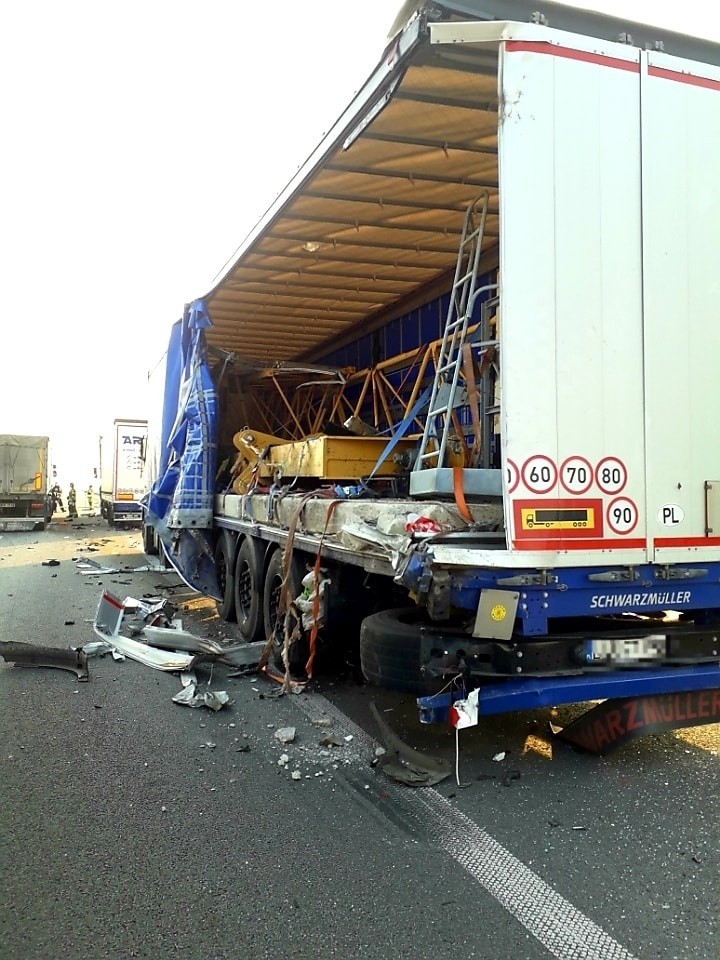 Zderzenie ciężarówek na S7 pod Szydłowcem, dwie osoby są ranne. Rozbite wozy i rozsypany towar blokowały trasę w obu kierunkach