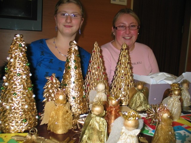 Paulina Podkowa i Ewa Szymańska zrobiły te choinki własnoręcznie, z tektury, makaronu i kolorowych koralików. Sprzedawały także aniołki własnej roboty.
