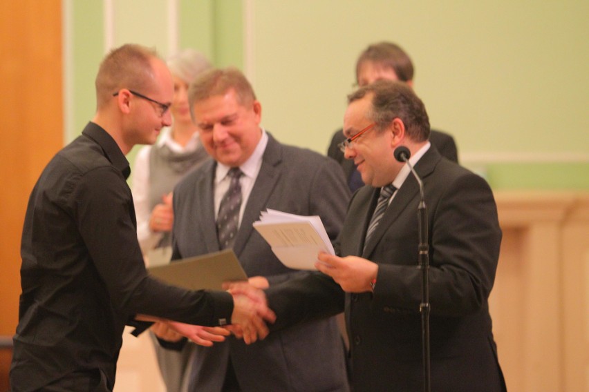 Przewodniczący jury prof.  Bartosz Bryła wręcza  nagrodę...