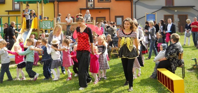 Dzieci z całymi rodzinami bawiły się na festynie w Wieniawie.