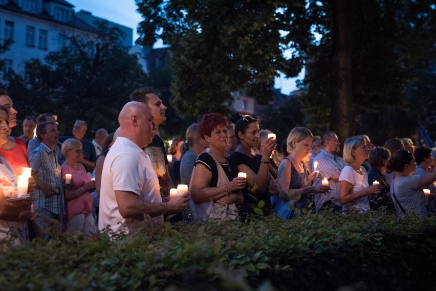 Ponad 1000 osób na proteście na placu Daszyńskiego w Opolu...