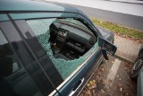 Wybite szyby i przecięte opony. Policja sprawdza kto zniszczył auta zaparkowane przy ul. Szczecińskiej w Słupsku [ZDJĘCIA]