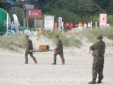 Saperzy w akcji na plaży w Ustce. Z morza wyłowiono puszki po zużytych minach dymnych