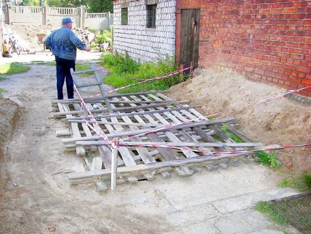 Takie zabezpieczenie wykopu pozostawia wiele do życzenia. (fot. A. Schreiber-Gut)