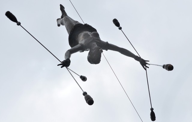 Balansujące rzeźby Jerzego Kędziory to niezwykłe dzeła sztuki, budzące zachwyt nie tylko w Polsce Zobacz kolejne zdjęcia. Przesuwaj zdjęcia w prawo - naciśnij strzałkę lub przycisk NASTĘPNE