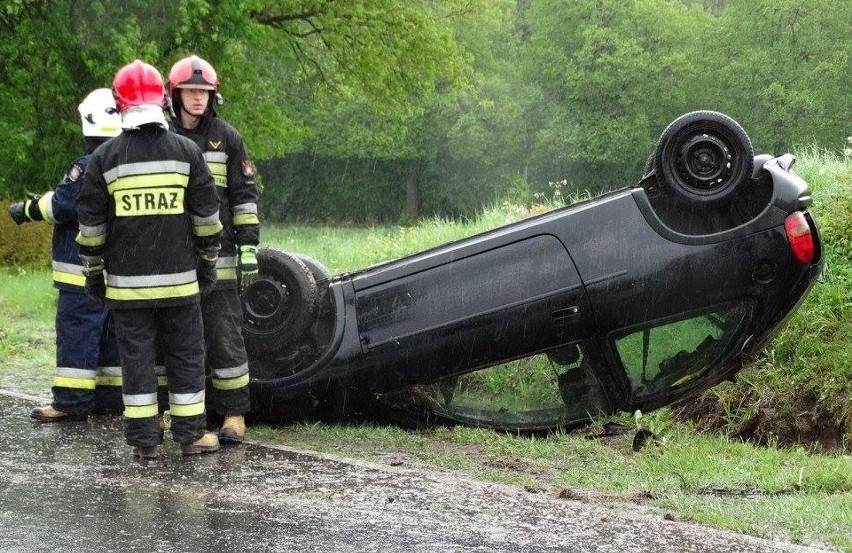 Wypadek na DK20. Koło Tuchomia dachował opel.