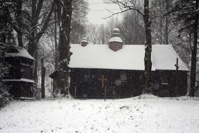 Od wczoraj w Bieszczadach intensywnie pada śnieg. Wieje silny wiatr. Miejscami tworzą się zamiecie i zawieje śnieżne.