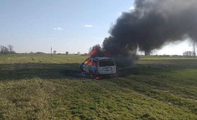W wyniku pożaru całkowicie spłonął samochód osobowy.