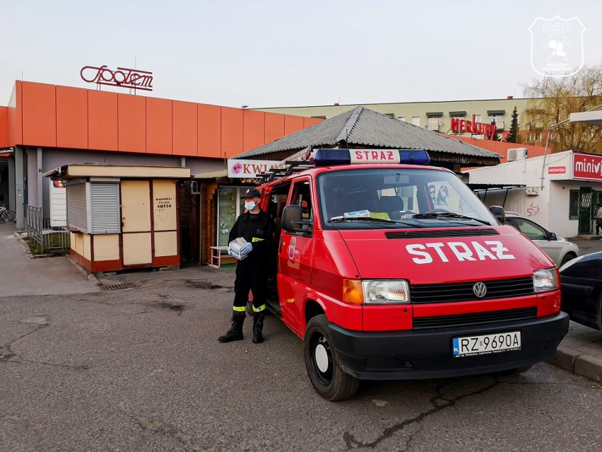 Koronawirus. W Rzeszowie strażacy z OSP rozdają za darmo maseczki [ZDJĘCIA]