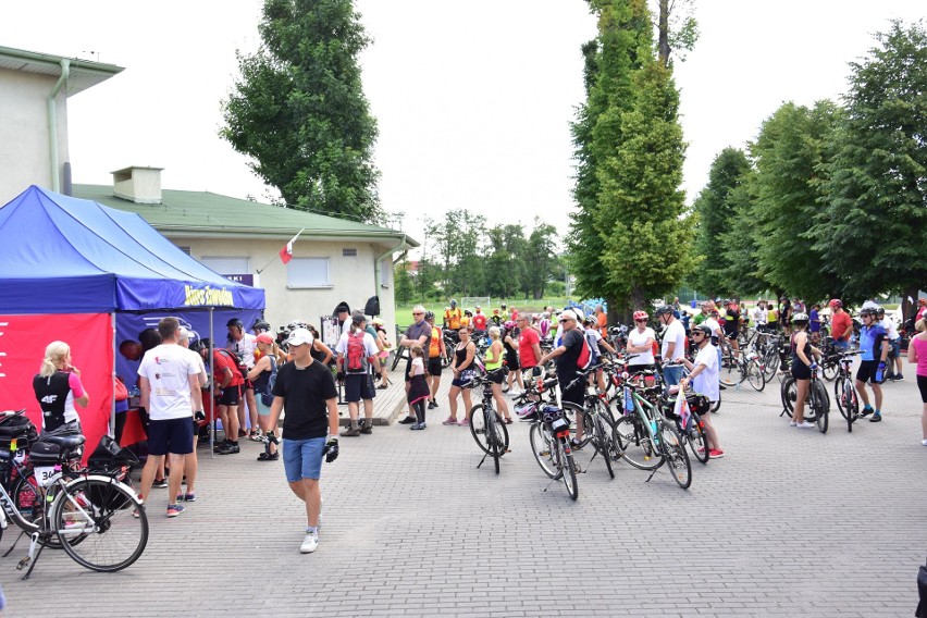 Uczestnicy rajdu wyjechali z Miejskiego Ośrodka Sportu w...