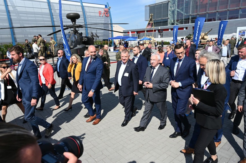 Premier Mateusz Morawiecki na na Międzynarodowym Salonie Przemysłu Obronnego w Targach Kielce. Też dostał Bayraktara. Zobacz zdjęcia
