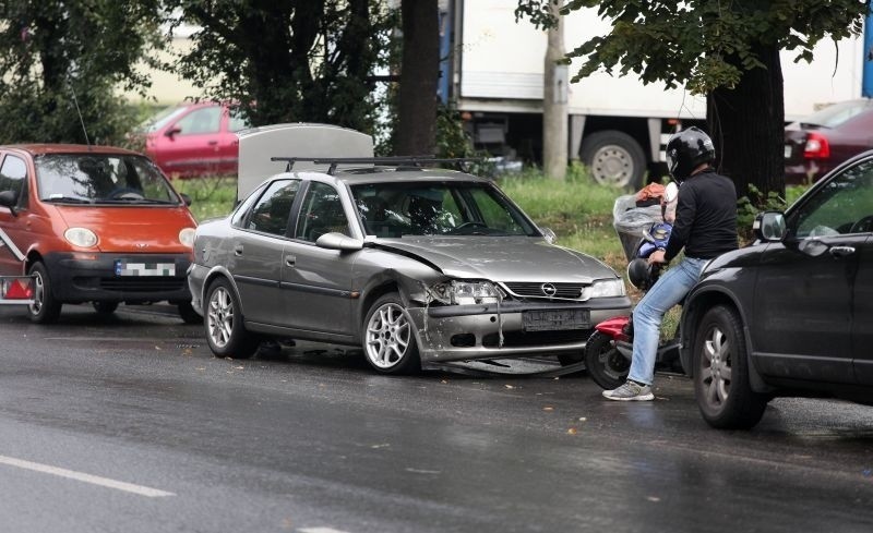 Czołowe zderzenie na Wólczańskiej przy Górniaku. Korki! [zdjęcia]