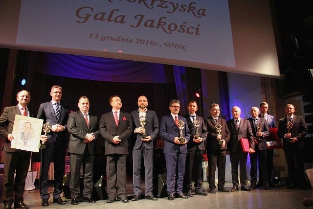 Na scenie organizatorzy i laureaci: Adam Jarubas, marszałek województwa świętokrzyskiego, Marek Szczepanik, członek zarządu województwa, Karol Dytkowski, prezes Grupy Azoty Kopalnie i Zakłady Chemiczne Siarki Siarkopol, Paweł Szostak, właściciel firmy Vanstar, Stanisław Rupniewski, prezes firmy Supon, Marek Świercz, prezes Polmarku, Jacek Chudzicki, dyrektor Samorządowego Zakładu Podstawowej Opieki Zdrowotnej w Sitkówce - Nowinach i Sebastian Nowaczkiewicz, wójt gminy Sitkówka-Nowiny, Józef Zuwała, wójt gminy Bejsce i Robert Zgoda, prezes Producer Zgoda Bawoł.