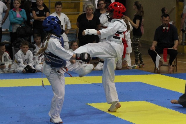 Walczą Antonina Pach (z prawej - Rawski Klub Karate Kyokushin) i Hanna Zapała (Kielecki Klub Karate Kyokushin Koronea).