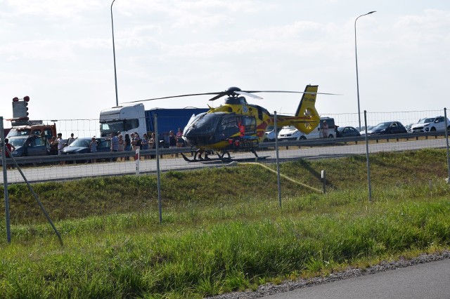 Wypadek na S7 14.08.2020 r. W Stawidłach zderzyły się 3 samochody. 2 osoby nie żyją, 2 są ranne