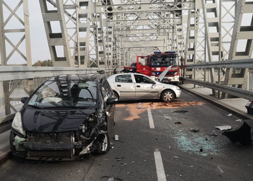 Wypadek na tzw. „starym moście” w Puławach. Jedna osoba ranna