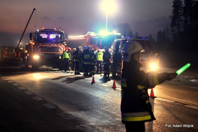 W środę po godzinie 15 na krajowej "6" w miejscowości Karnieszewice doszło do groźnie wyglądającego zdarzenia drogowego.Doszło do czołowego zderzenia dwóch pojazdów - samochodu ciężarowego z osobowym. Kobieta kierująca samochodem marki Renault zjechała na przeciwległy pas ruchu i uderzyła w prawidłowo jadący samochód ciężarowy. W wyniku zdarzenia kobieta została zakleszczona w aucie. Z poważnym urazem nogi została przetransportowana do szpitala w Koszalinie.Na miejscu zdarzenia odbywa się ruch wahadłowy. 